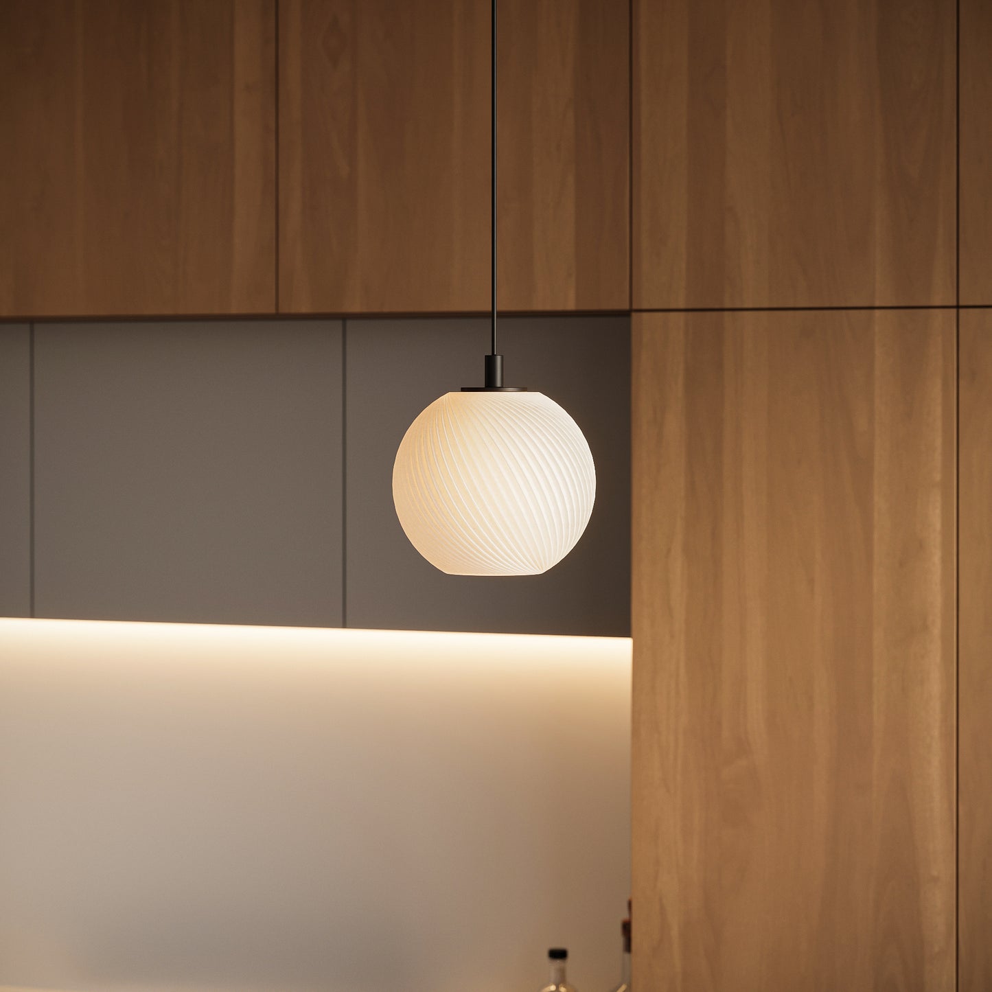 Castor Hängelampe in moderner, offener Küche, Nahaufnahme der Lampe mit wamen Licht