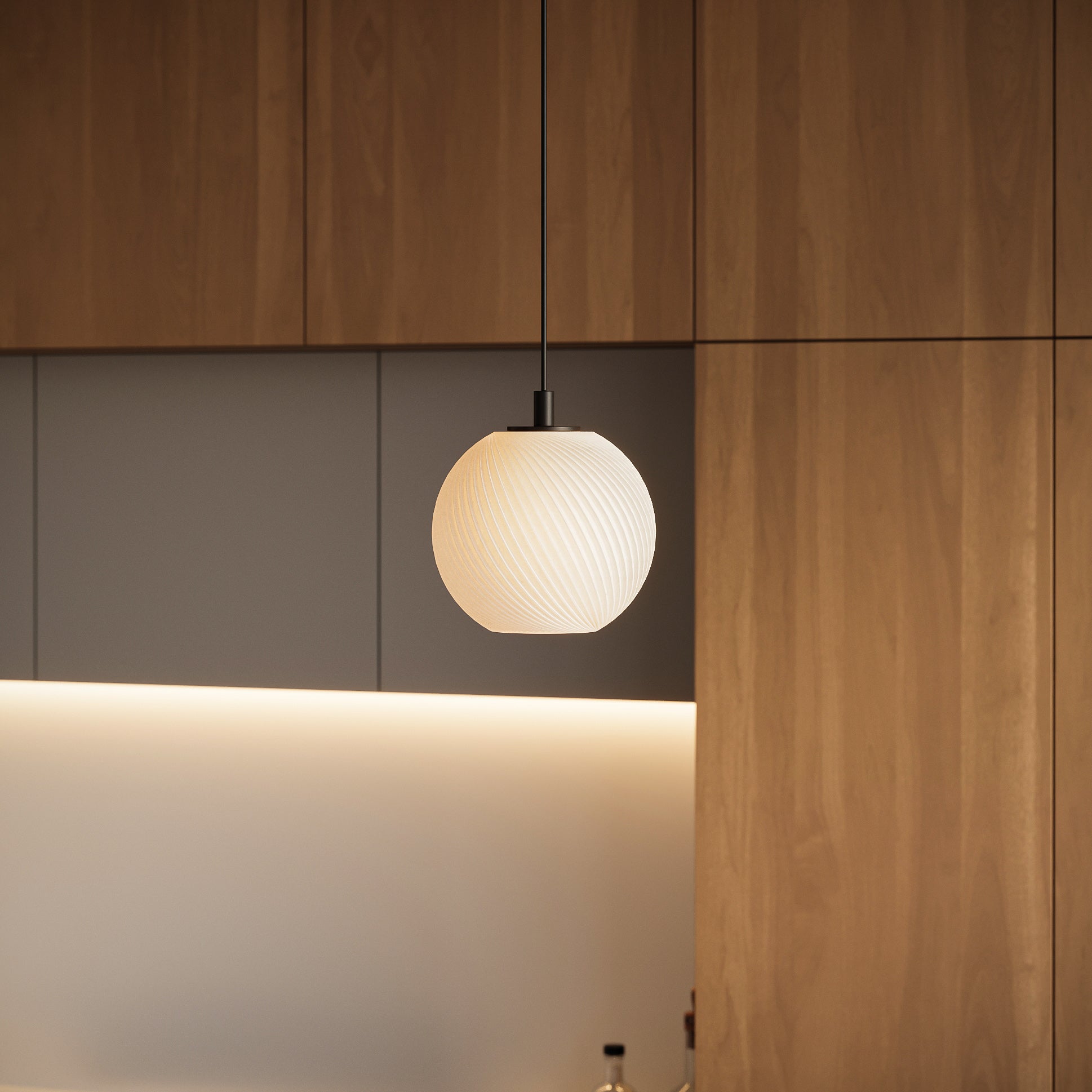 Castor Hängelampe in moderner, offener Küche, Nahaufnahme der Lampe mit wamen Licht