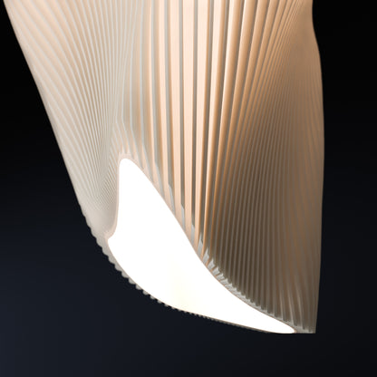 Helios Hängelampe als stilvolles Wohnaccessoire, Nahaufnahme der Origami Textur mit warmen Licht